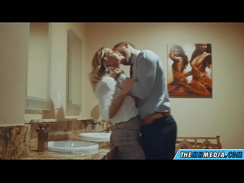 ❤️ כשבלונדינית חזה מפתה אותך בשירותים ציבוריים ☑  סקס אצלנו ❌️